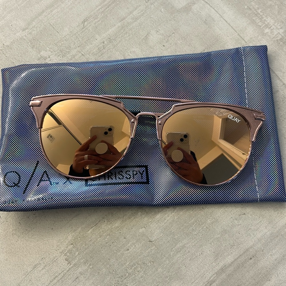Quay pink rose gold sunglasses like new